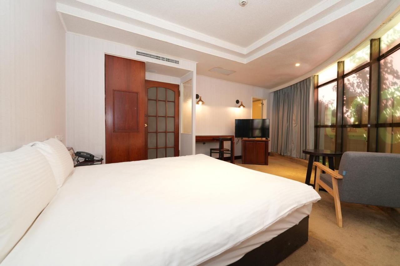 Meworld Hotel - Sanchong Taipei Eksteriør billede